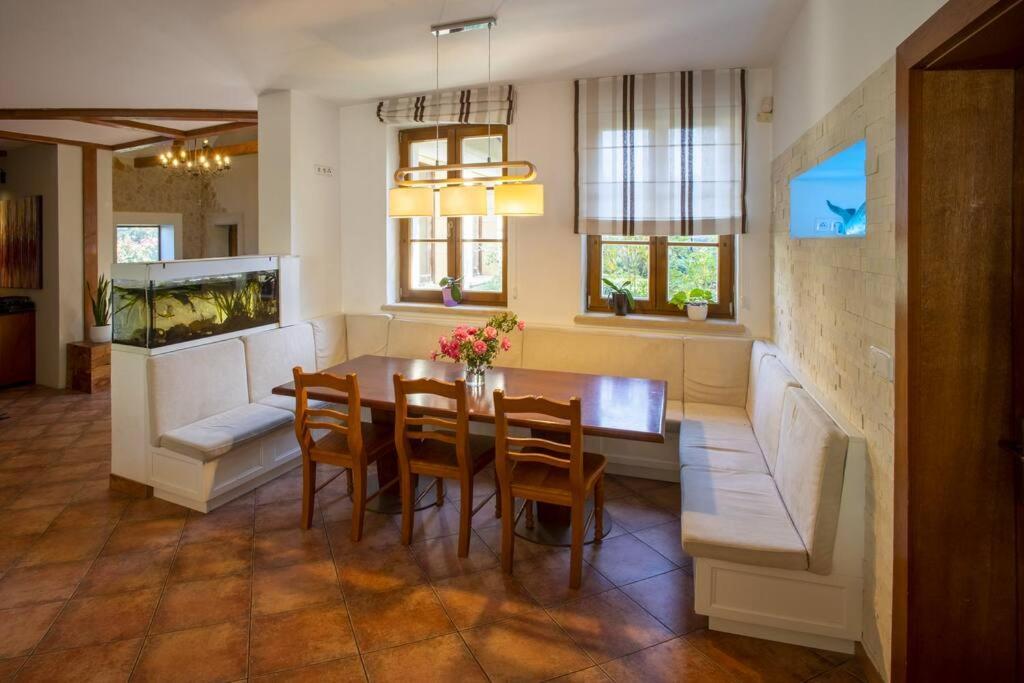 7 Bedroom Secluded Villa Close To Prague Říčany Extérieur photo